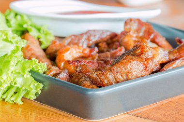 Domuz eti bir kurutulmuş ve kızarmış.