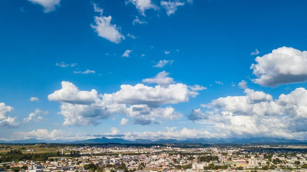 Панорамное Изображение Дня Голубым Небом Белыми Облаками Основании Изображения Город — стоковое фото