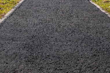 Asfalt karışımının dokusuna vurgu yaparak asfalta uygulanan kapalı fotoğraf