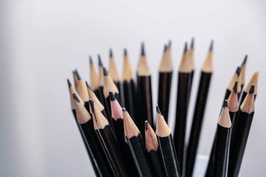 Dairesel bir şekilde düzenlenmiş farklı uçlu birkaç siyah kalemle ayarlayın