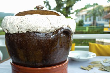Güney Brezilya 'nın Paran kıyısında saatlerce et pişirmek için kullanılan tipik bir yemek olan 