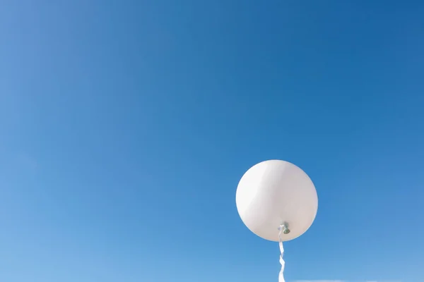 Белый Воздушный Шар Голубом Фоне Неба — стоковое фото