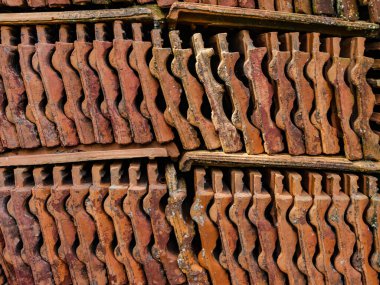 Zamanla yıpranmış kil kiremitler ve rutubetin neden olduğu küf lekeleri.