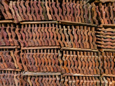 Zamanla yıpranmış kil kiremitler ve rutubetin neden olduğu küf lekeleri.