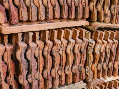 Zamanla yıpranmış kil kiremitler ve rutubetin neden olduğu küf lekeleri.