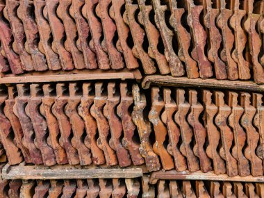 Zamanla yıpranmış kil kiremitler ve rutubetin neden olduğu küf lekeleri.