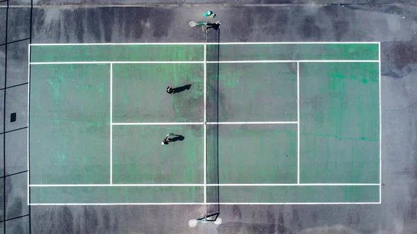 Tenisový Kurt Viděný 180 Stupňovým Dronem Zelenou Barvou Opotřebovanou Časem — Stock fotografie