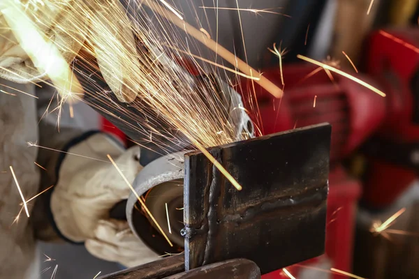 Sadece Ellerini Görebilen Bir Işçinin Yaptığı Çelik Plakayı Öğütme Eyleminden — Stok fotoğraf