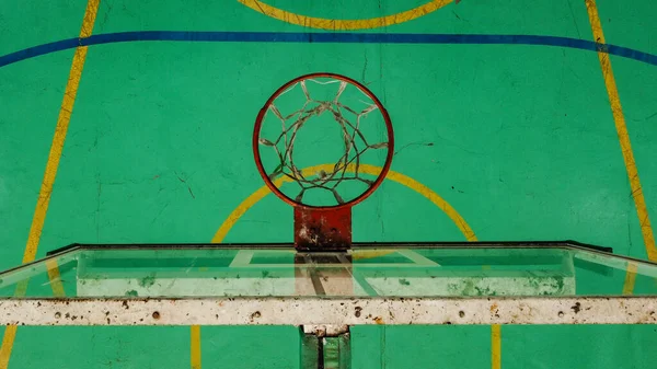 Canestro Basket Arrugginito Con Macchie Meteorologiche Visto Dall Alto Campo — Foto Stock