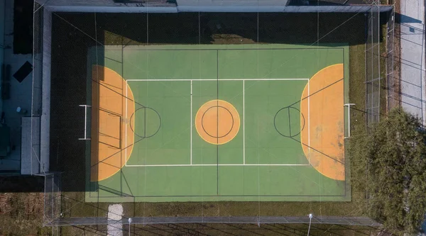 Kort Sportowy Siatkówka Futsal Koszykówka Kolorze Zielonym Żółtym Pokryty Siatką — Zdjęcie stockowe