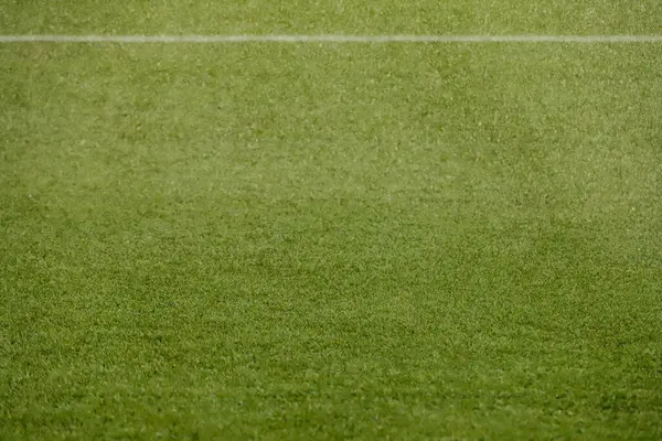 Campo Futebol Com Grama Sintética Sendo Molhado Topo Com Uma — Fotografia de Stock