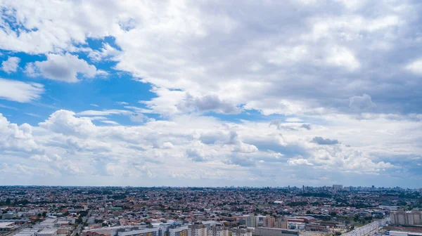 Drone Εικόνα Γαλαζωπά Σύννεφα Μερικοί Σχηματισμοί Βροχής Και Πόλη Στο — Φωτογραφία Αρχείου