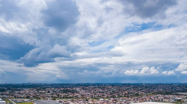 蓝色云彩的无人机图像 一些雨层 和照片底部的城市 — 图库照片