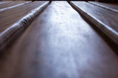 Koyu renk ahşap doku, seçici odak noktası merkezi ve dikey çizgiler