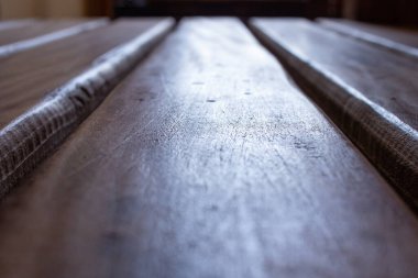 Koyu renk ahşap doku, seçici odak noktası merkezi ve dikey çizgiler