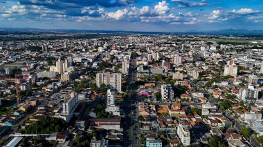 Curitiba 'nın dinamik metropol bölgesinde bulunan Sao Jose dos Pinhais şehrinin insansız hava aracı görüntüleri, mavi bir gökyüzü ve bazı bulutlar ile merkez bölgeyi gösteriyor..