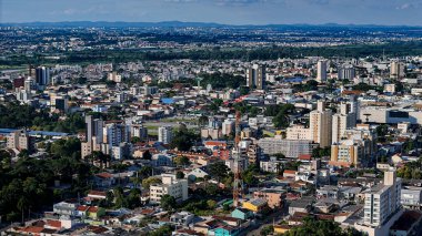 Curitiba 'nın dinamik metropol bölgesinde bulunan Sao Jose dos Pinhais şehrinin insansız hava aracı görüntüleri, mavi bir gökyüzü ve bazı bulutlar ile merkez bölgeyi gösteriyor..