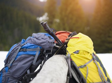 Sırt çantaları ve baston.