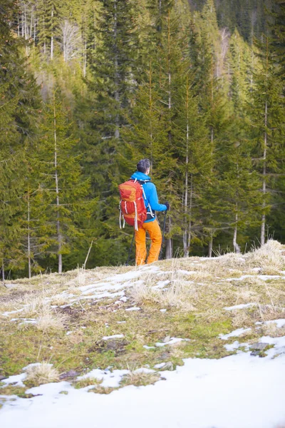 バックパック ハイキングの旅を持つ男. — ストック写真