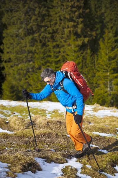 A man with a backpack Hiking trip. — Stock Photo, Image