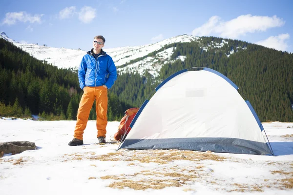 Bir turist bir çadır ve bir sırt çantası duruyor. — Stok fotoğraf