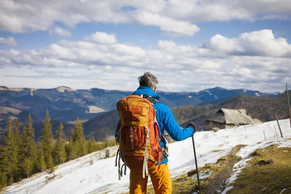 O homem com a mochila vai na pista. . — Fotografia de Stock