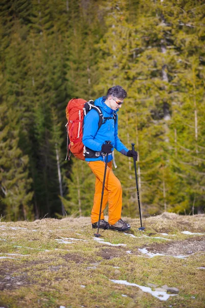 トラックに行く登山者. — ストック写真