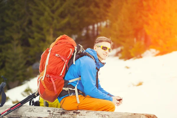 Homem com mochila descansando . — Fotografia de Stock