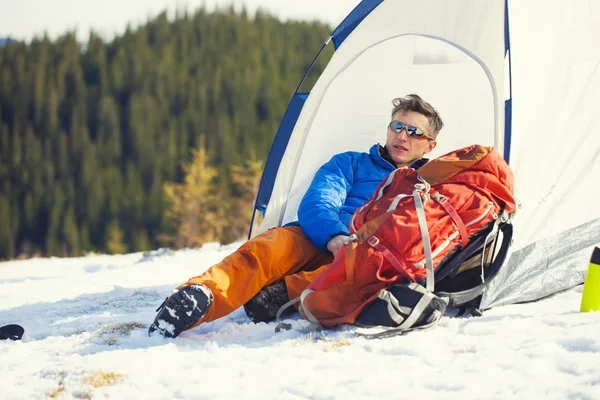 Menschen sitzen in der Nähe des Zeltes. — Stockfoto