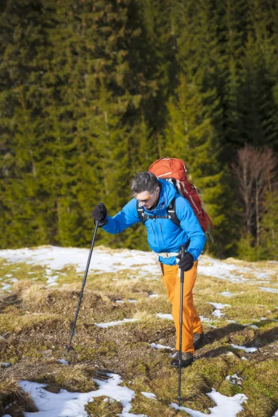 A man with a backpack Hiking trip. — Stock Photo, Image