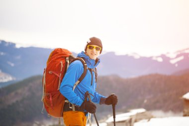 Bir sırt çantası ile bir gezgin.