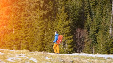 ' Da yürüyüş yapan insanlar.