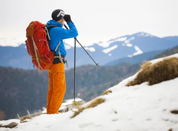 Een reiziger met een rugzak. — Stockfoto