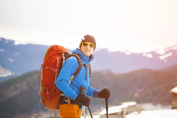 Un voyageur avec un sac à dos . — Photo