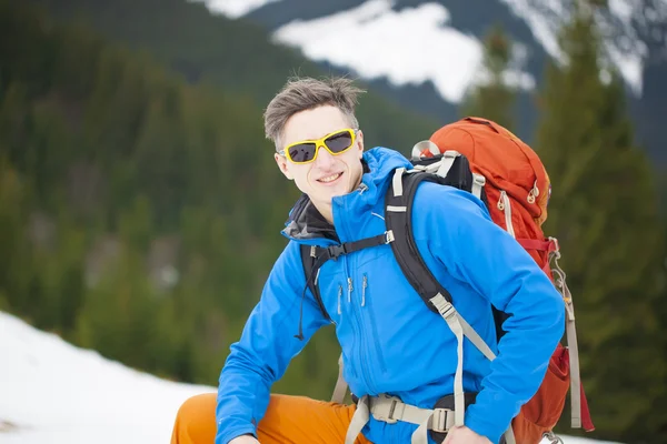 Retrato de um viajante com uma mochila . — Fotografia de Stock