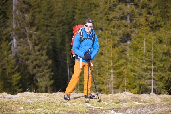 Άτομα που ασχολούνται με ορειβασία. — Φωτογραφία Αρχείου