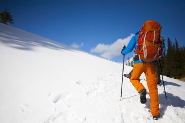 Sırt çantaları ile iki dağcı.