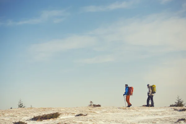 Dos escaladores con mochilas . — Foto de Stock