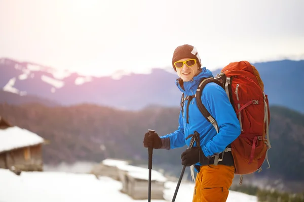 Un viajero con una mochila . —  Fotos de Stock