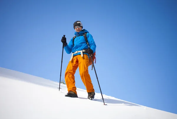 O alpinista vai para a encosta de neve . — Fotografia de Stock