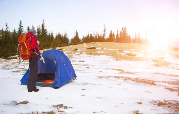 Bir dağcı çadırın yakınında bir sırt çantası ile. — Stok fotoğraf
