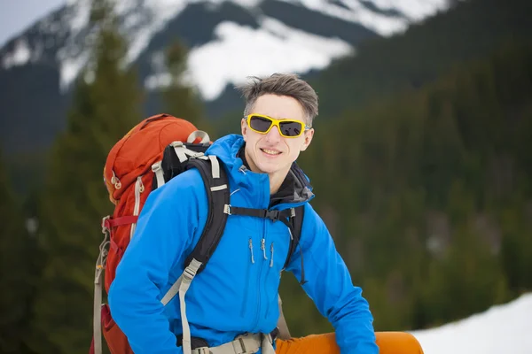 Retrato de un viajero con una mochila . — Foto de Stock