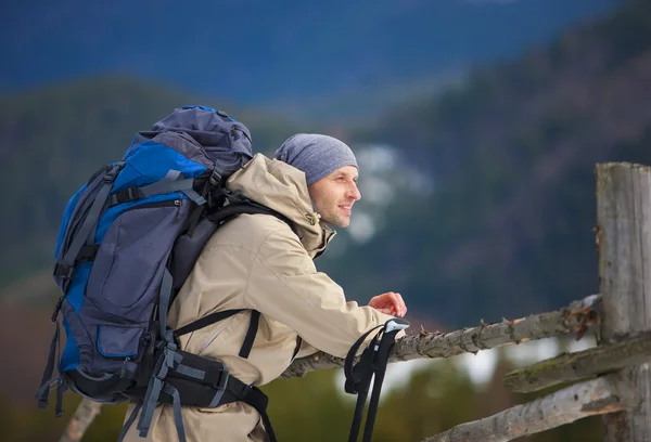 O homem com a mochila . — Fotografia de Stock