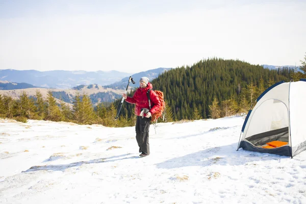 テントの近くのバックパックと登山者. — ストック写真