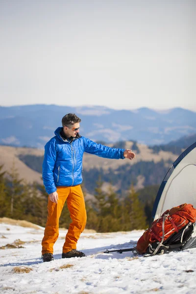 Bergsteiger mit Rucksack in der Nähe des Zeltes. — Stockfoto