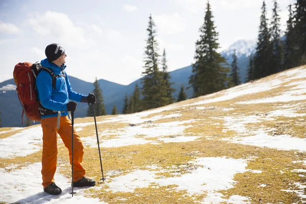 Uomo con zaino viaggi . — Foto Stock