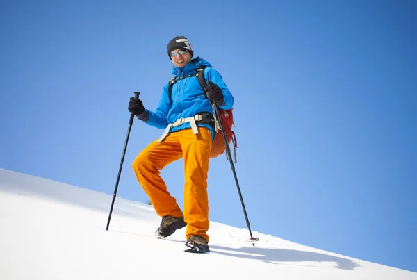 Der Bergsteiger geht auf den Schneehang. — Stockfoto