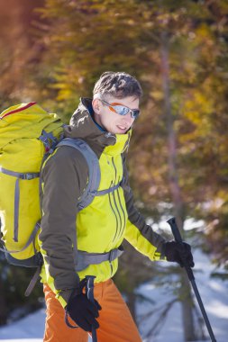 Bir sırt çantası ile bir gezgin.