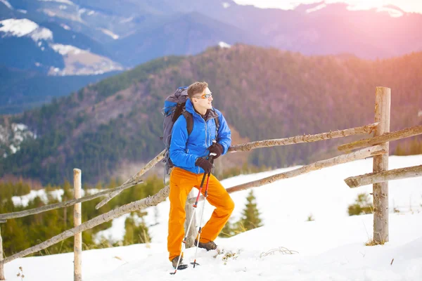 Ein Reisender mit Rucksack. — Stockfoto