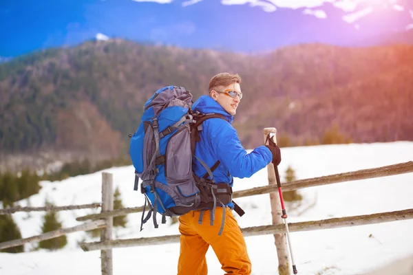 A traveler with a backpack. — Stock Photo, Image